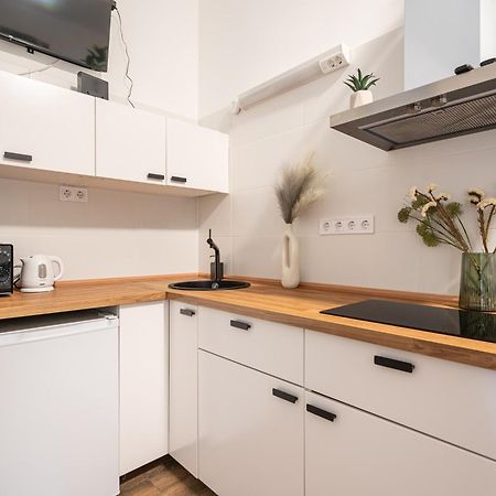 D68 - Downtown Cozy Suite - Best Location By Bqa Boedapest Buitenkant foto